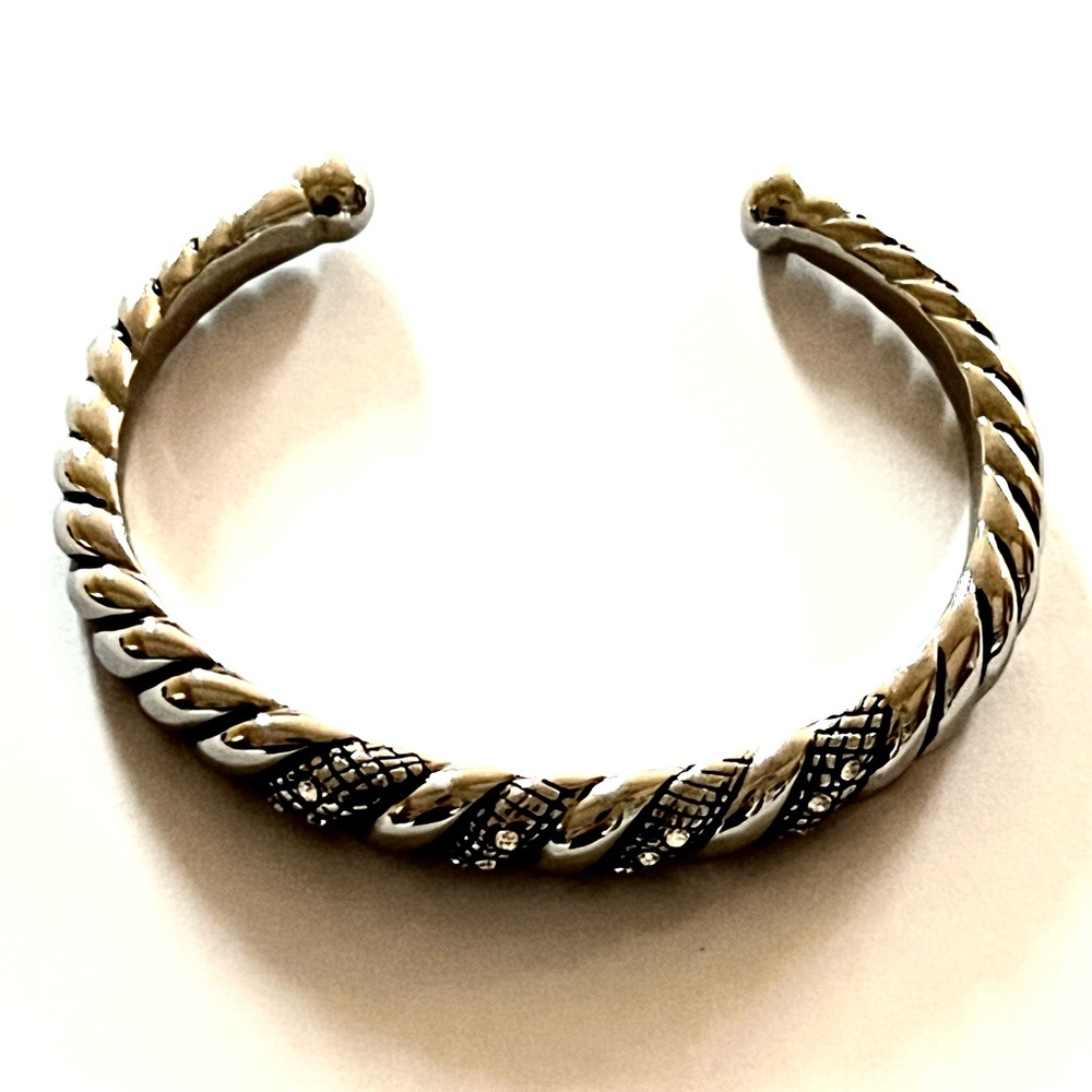 🌟 SALE $20 🌟 Tocara Vintage Stainless Steel Silver Textured Rhinestone Bangle
